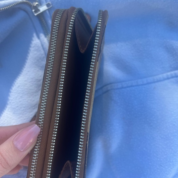 Coach Signature Wallet - Picture 4 of 5